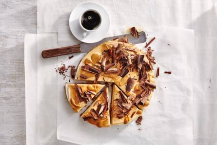 Koffiecheesecake met karamel en chocolade