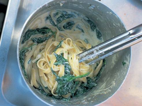 Tagliatelle met spinazie, mascarpone en parmezaanse kaas recept ...