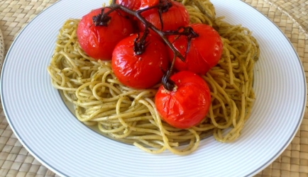 Spaghetti met (zelfgemaakte) pesto en tomaat uit de oven recept ...