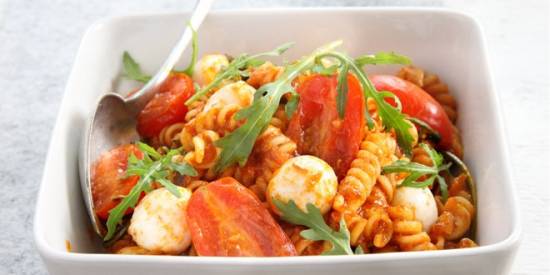 Fusilli met bolognesesaus, rucola, cherrytomaatjes en mozzar ...