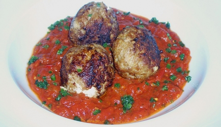 Malse gehaktballen met feta in tomatensaus recept