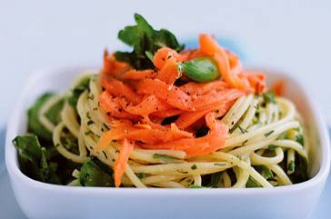 Lente pasta met zalm en groente recept