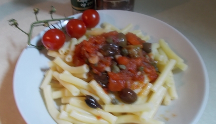 Lekker puur: pasta met een saus van verse tomaten, olijven ...