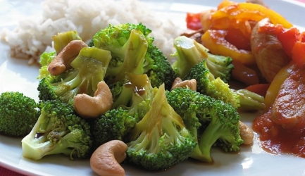 Broccoli uit de wok met schnitzelreepjes en rijst ...
