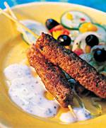 Kebab met yoghurt saus en griekse salade recept