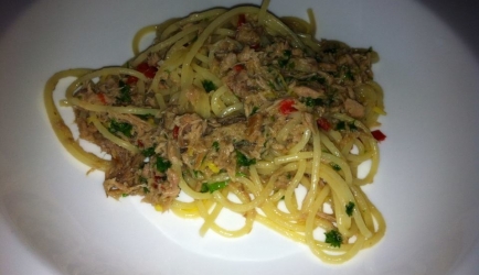 Spaghetti met tonijn en olijfolie. (spaghetti con tonno e limone ...