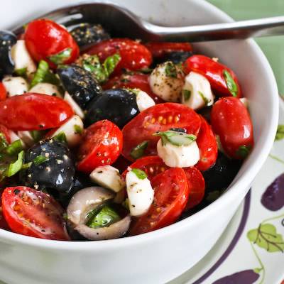 Tomaten, olijven en basilicumsalade recept