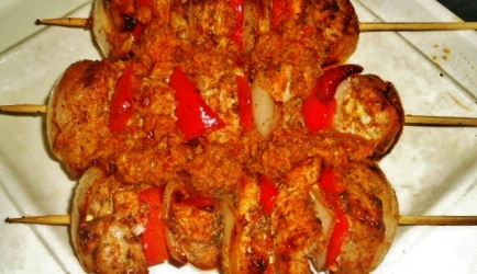 Spaanse spiesen met paprika en saus recept