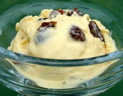 Rozijnen-yoghurtijs met vanillesaus recept