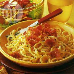 Spaghetti carbonara met een salade van gebakken tomaten recept ...