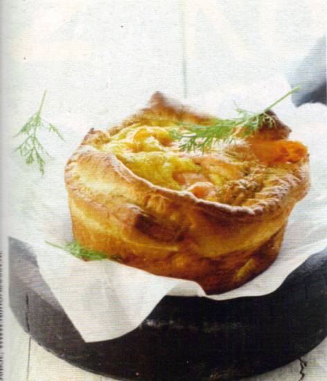 Croissanttaartje met roerei en zalm recept