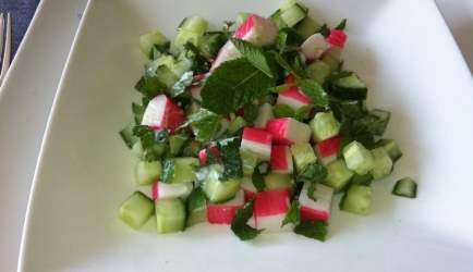 Salade van komkommer en surimi. (insalata di cetriolo e surimi ...