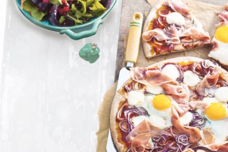 Pizza met ham, ui en ei