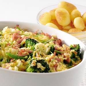 Bloemkool-broccolischotel met ham en kaas recept