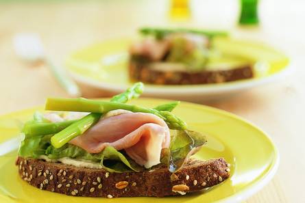 Sandwich met groene aspergetips en mosterdcrème