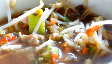 Verse groentesoep met thaise roerbakgroente &; kip ...