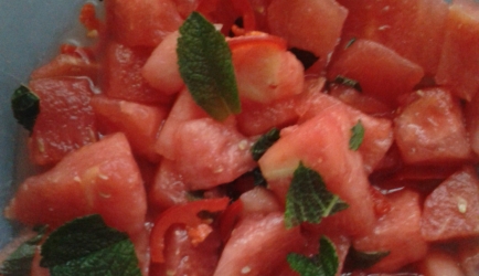 Watermeloensalade met rode peper recept