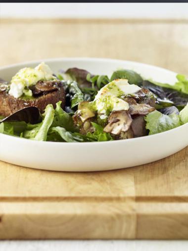 Salade geitenkaas met gemarineerde champignons en pesto