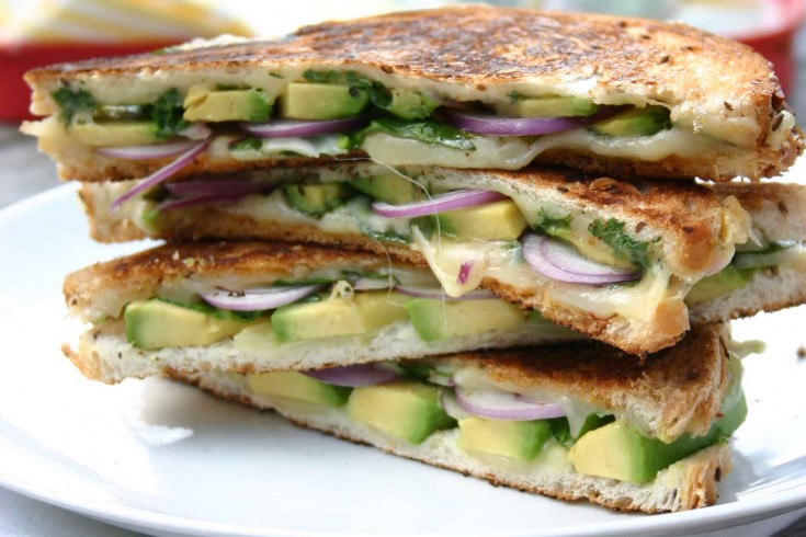 Grilled cheese sandwich met avocado