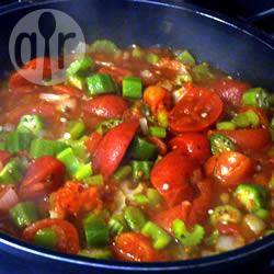 Okra met gerookte spek en tomaat recept