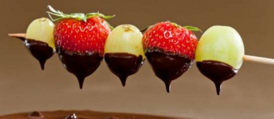 Fruitspiesjes met chocoladesaus recept