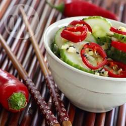 Aziatische komkommersalade met rode peper recept