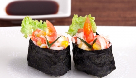 Sushi-bootjes met surimi en mais recept