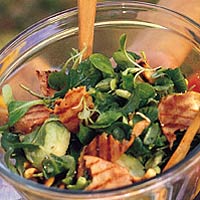 Salade met bacon, noten en advocado recept