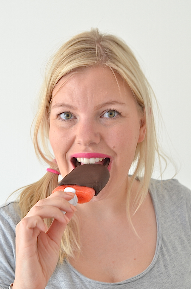 Video: aardbeien popsicle met chocola