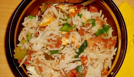 Corned beef met groenten en gebakken rijst recept