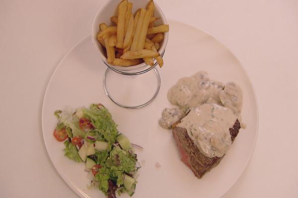 Steak met champignonroomsaus, verse frietjes en een frisse salade ...