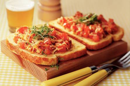 Open sandwich met gesmolten kaas en tomaat