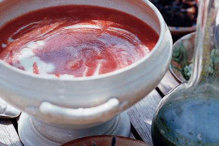 Gazpacho (koude tomatensoep) met kruidenolie en aardappelcrème