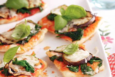 Minipizza met gegrilde groenten vegetarisch