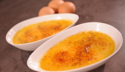 Crème brûlée met snelle perencompote recept