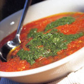 Tomaten-paprikasoep met basilicummoes recept