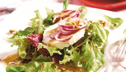 Groene salade met geitenkaas en walnotendressing recept ...