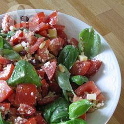 Salade met tomaat, basilicum en pijnboompitten recept