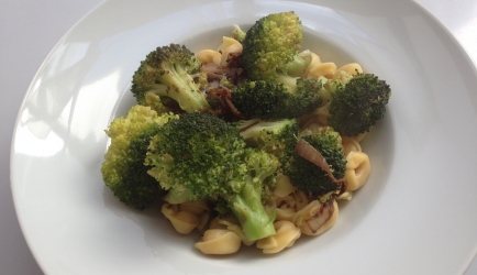 Voor een mooie huid: broccoli met tortellini en ansjovis recept ...