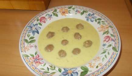 Romige mosterdsoep met prei en gehaktballetjes recept