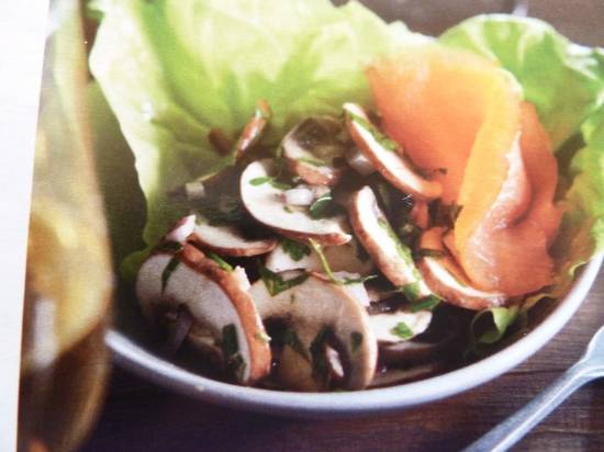 Champignon salade met verse kruiden en gerookte zalm recept ...