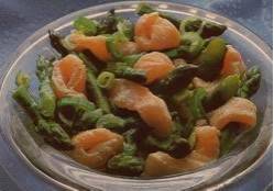 Salade van groene asperges met gemarineerde rauwe zalm ...