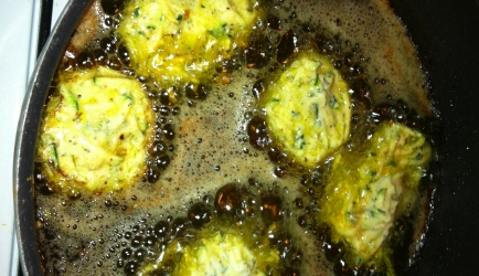 Fritelle van courgette. (fritelle di zucchine) recept