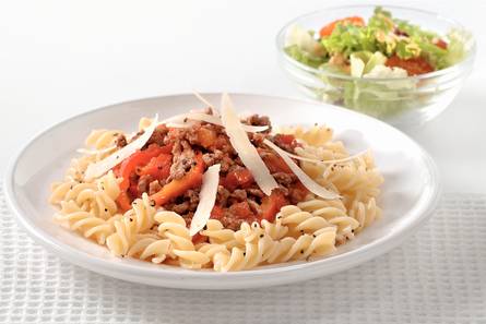 Fusilli met tomaten-paprikasaus en gehakt