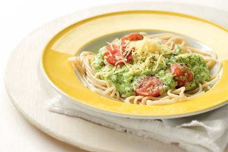 Spaghetti met romige broccoli-kaassaus.