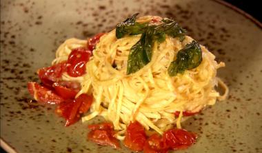 Recept 'gevulde linguini met ricotta en tomatensaus'