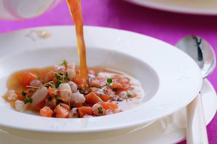 'thee' van visbouillon met zalm en garnalen