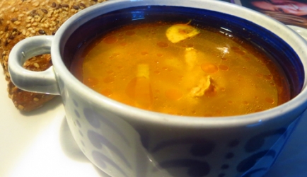 Pittige currysoep met kip en groentjes recept