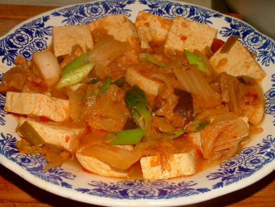 Kimchi jjigae (koreaanse stoofgerecht met tofu en speklapjes ...