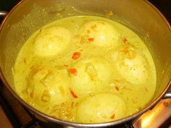 Eieren in een romige kerrie-kokossaus recept